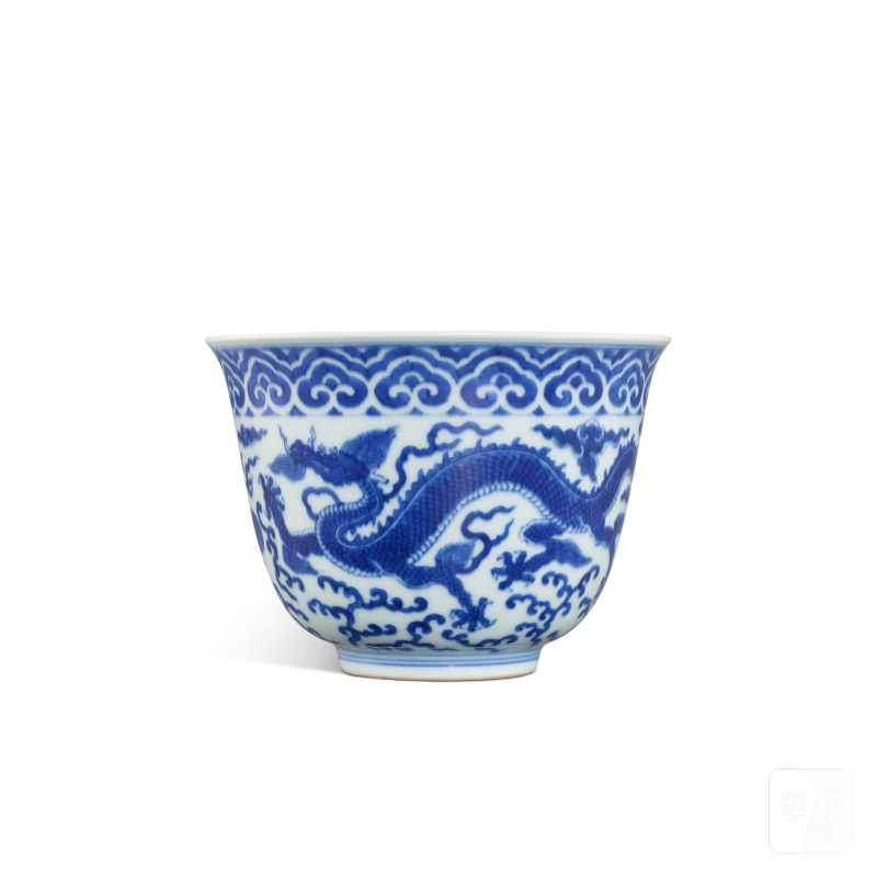A blue and white Ming-style 'dragon' cup, Mark and period of Qianlong | 清乾隆 青花龍紋仰鐘盃 《大清乾隆年製》款 - 图1